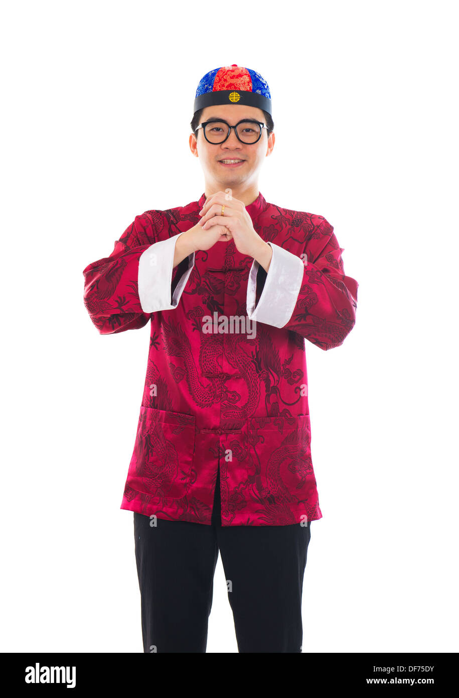 Uomo asiatico con il cinese tradizionale cheongsam abito e Gong Xi Fa Cai saluti Foto Stock