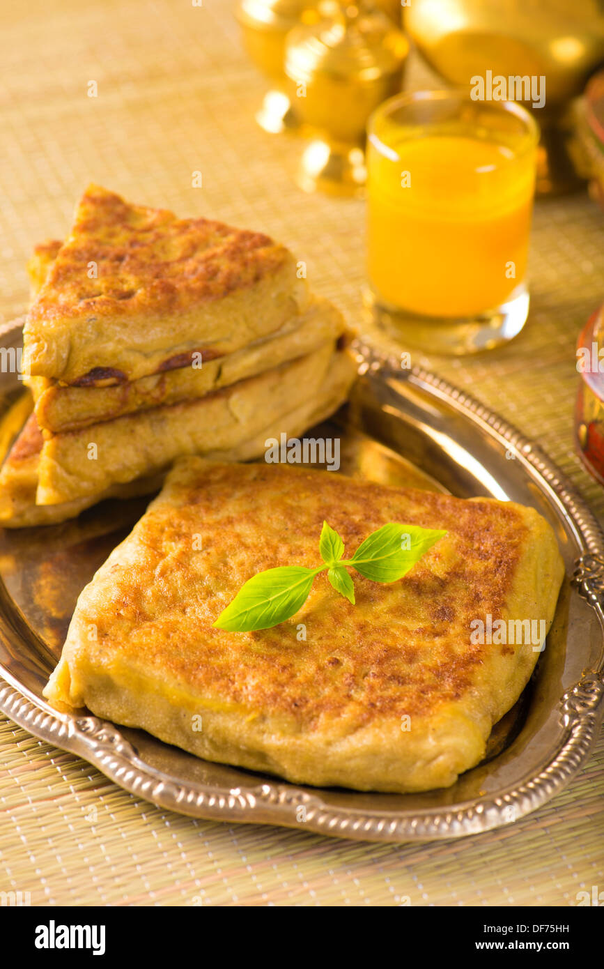 Pane arabo con ripieno di carne Foto Stock