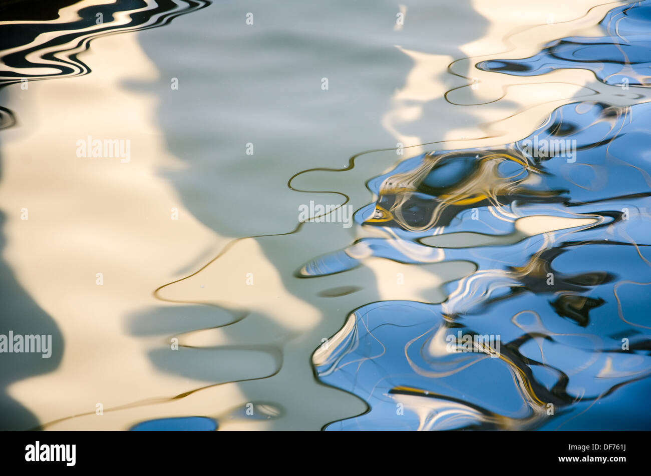 Barca a vela riflettendo in acqua in Annapolis Harbour Foto Stock