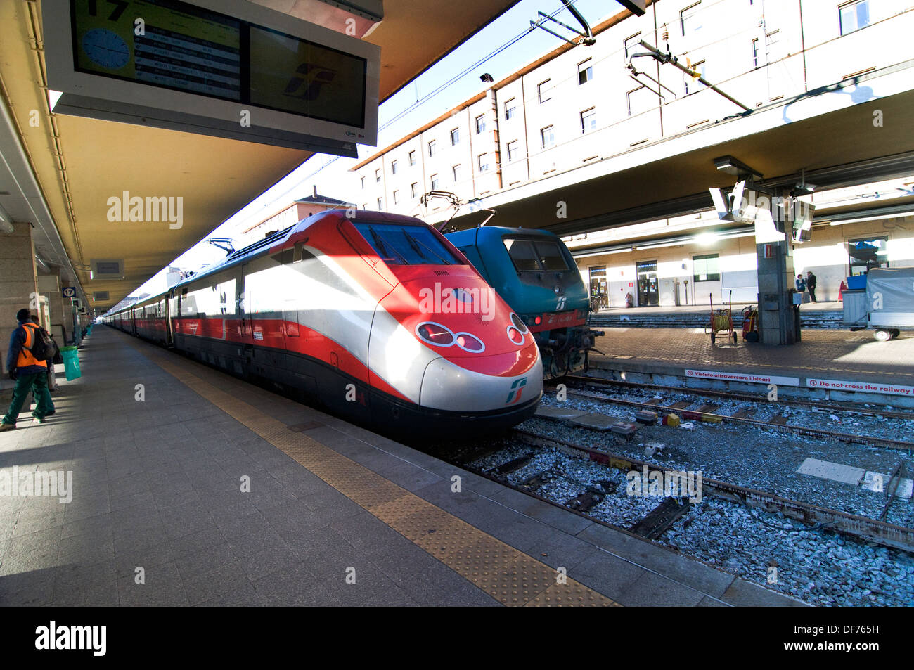 Un veloce treno italiano circa per lasciare la stazione di Torino. Foto Stock