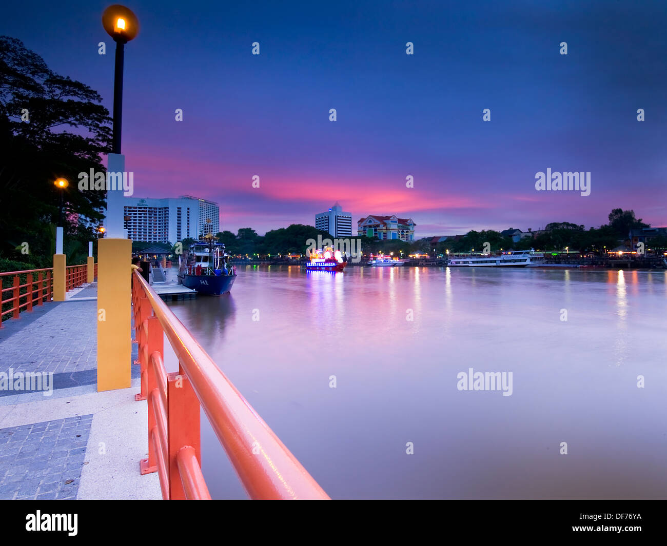 Vista al tramonto di Kuching città dal davanti al Fiume Sarawak Foto Stock