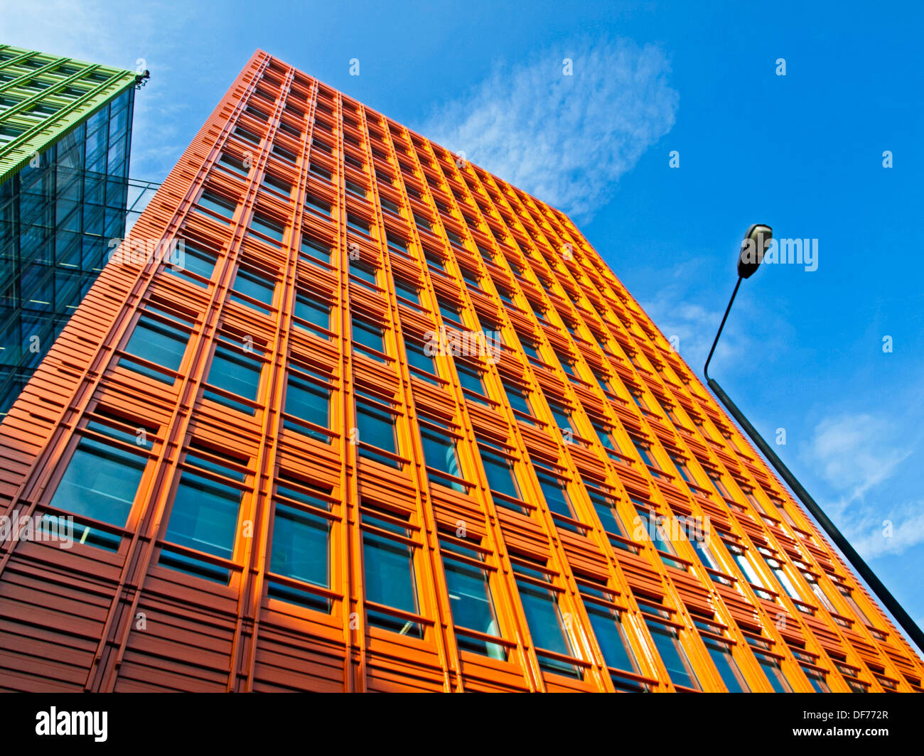 Facciata di Central Saint Giles, progettato dall'architetto italiano Renzo Piano, Giles High Street, London, England, Regno Unito Foto Stock