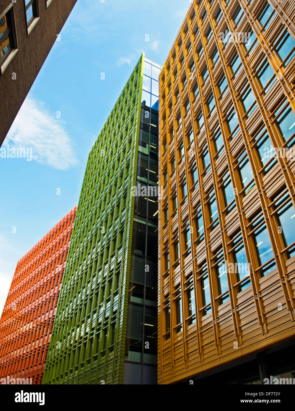 Facciata di Central Saint Giles, progettato dall'architetto italiano Renzo Piano, Giles High Street, London, England, Regno Unito Foto Stock