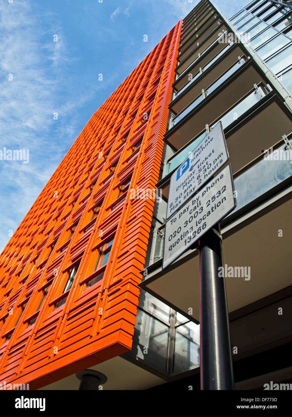 Facciata di Central Saint Giles, progettato dall'architetto italiano Renzo Piano, Giles High Street, London, England, Regno Unito Foto Stock