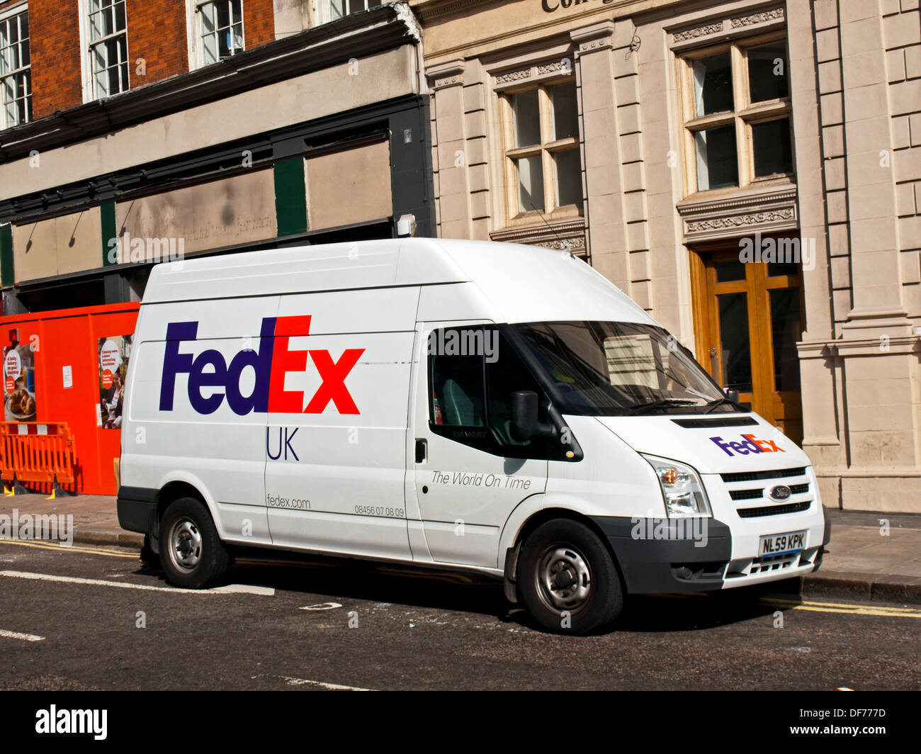 FedEx van parcheggiata vicino a Oxford Street e il West End di Londra, Inghilterra, Regno Unito Foto Stock