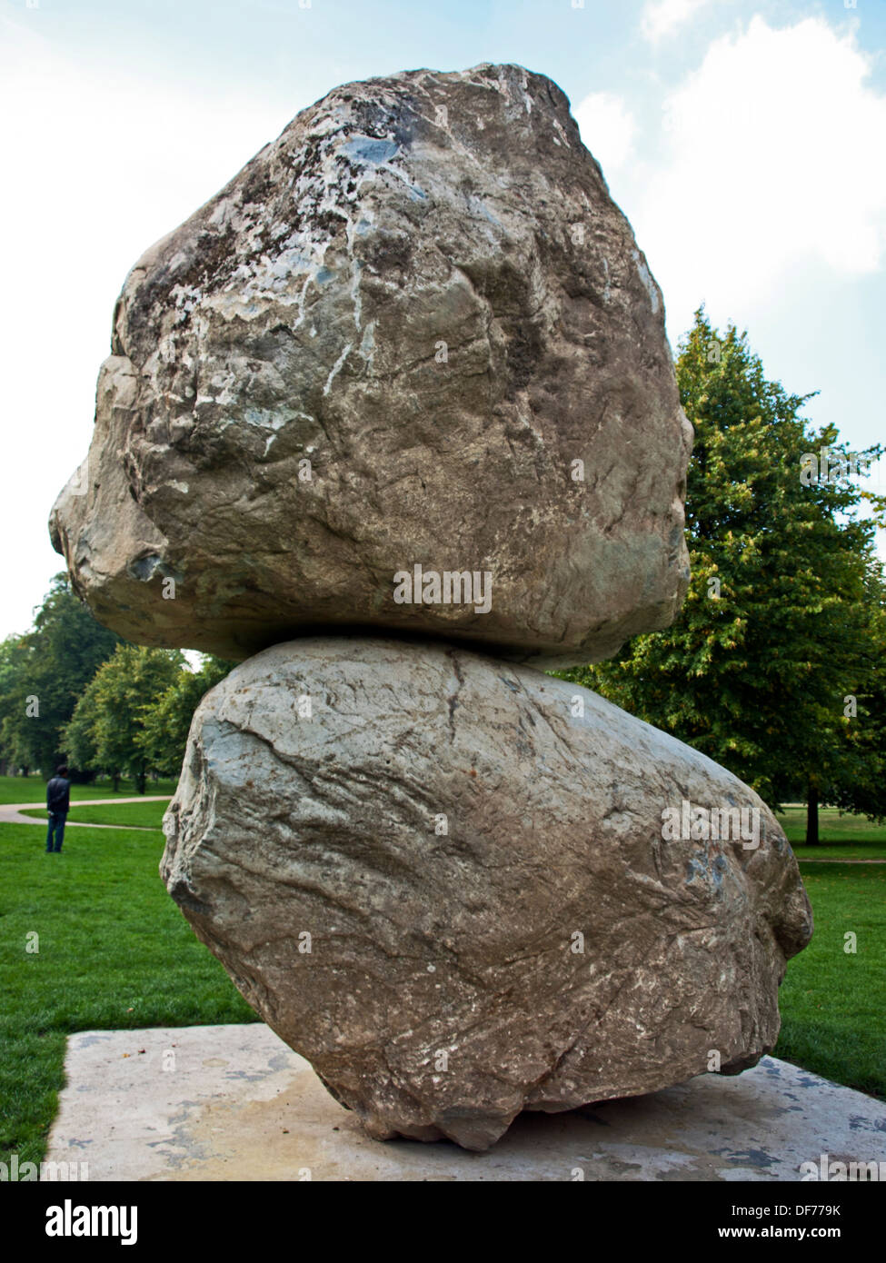 'Rock sulla parte superiore di un altro Rock' scultura di Fischli/Weiss presso la Serpentine Gallery, Kensington Gardens, Hyde Park Londra Foto Stock