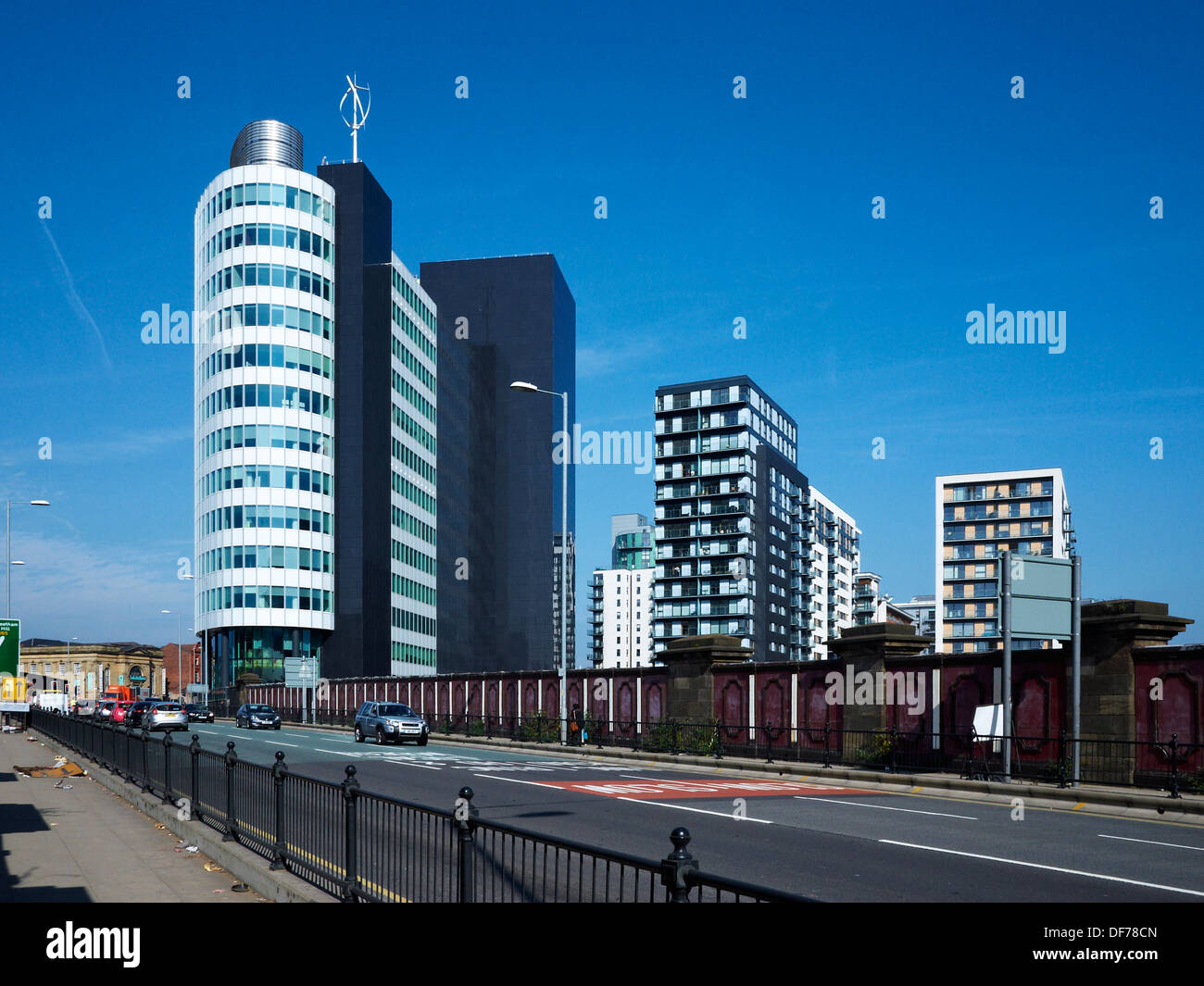 Cheetham Hill Road con appartamenti, la penisola di edificio e Park Inn hotel a Manchester REGNO UNITO Foto Stock