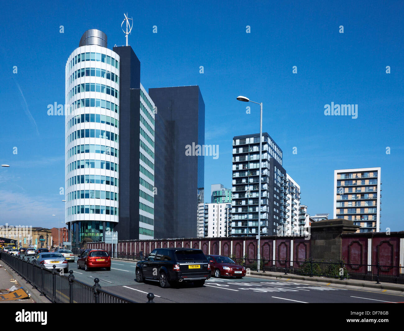 Cheetham Hill Road con appartamenti, la penisola di edificio e Park Inn hotel a Manchester REGNO UNITO Foto Stock