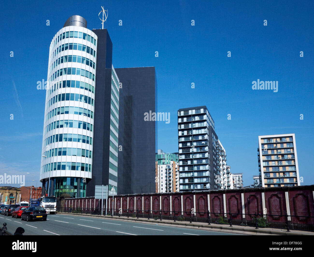 Cheetham Hill Road con appartamenti, la penisola di edificio e Park Inn hotel a Manchester REGNO UNITO Foto Stock