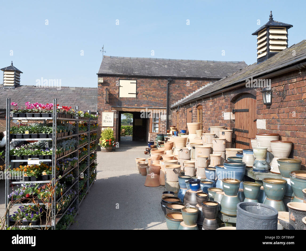 Vasi di ceramica impilati sul display in un garden Centre Regno Unito Foto Stock