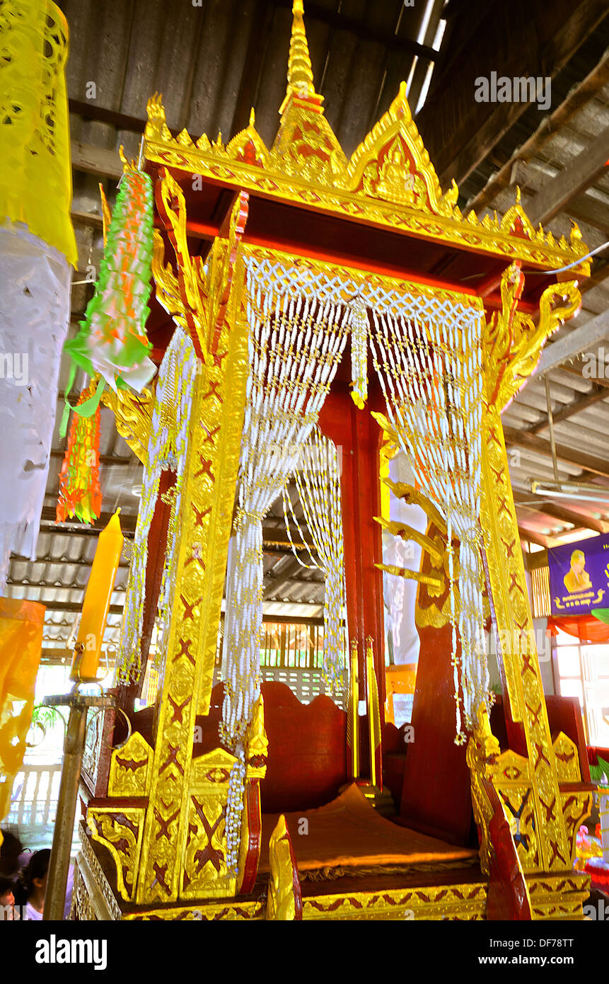 Il pulpito di Monaco tailandese per dare un sermone sulla revisione delle sacre scritture buddista a buddista Buddista nel giorno santo. Foto Stock