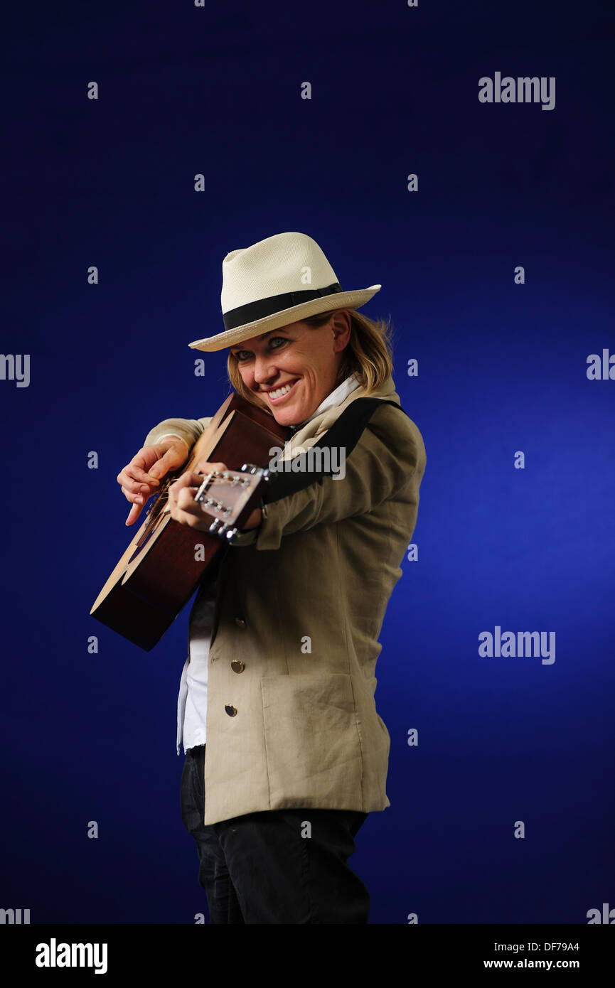 Cerys Matthews, Gallese cantante, compositore ed ex membro del Welsh rock band Catatonia al Edinburgh Book Festival 2013. Foto Stock