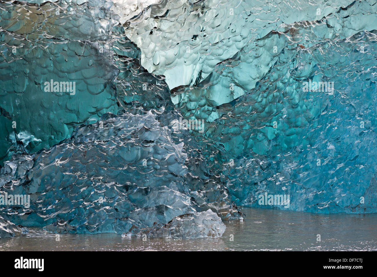 Il ghiaccio in varie tonalità di blu e glaciale a valanga di ghiaccio, Arktischer Ozea, isola Spitsbergen, arcipelago delle Svalbard Foto Stock