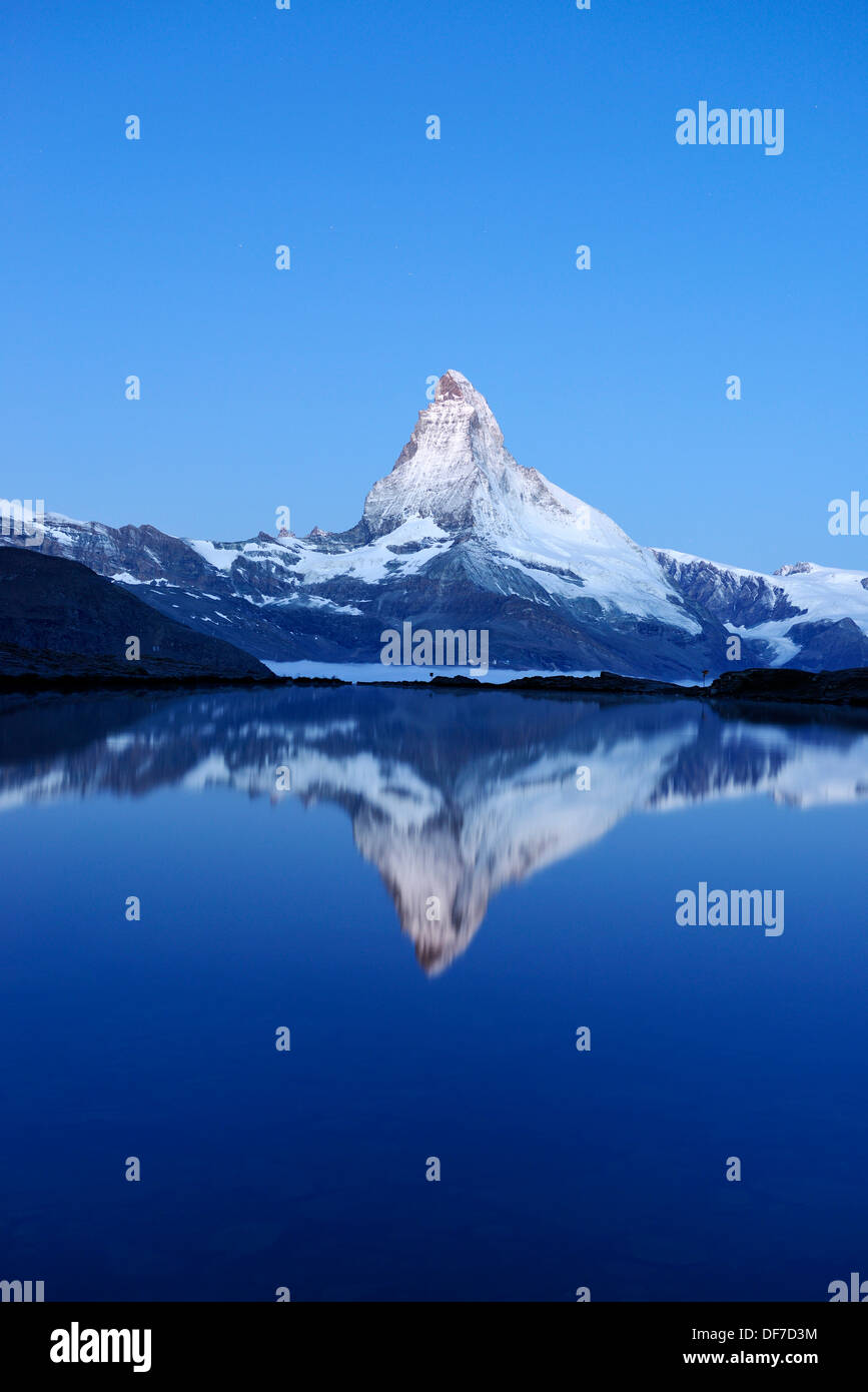 Monte Cervino si riflette nel lago Stellisee al crepuscolo, Zermatt, Vallese, Svizzera Foto Stock