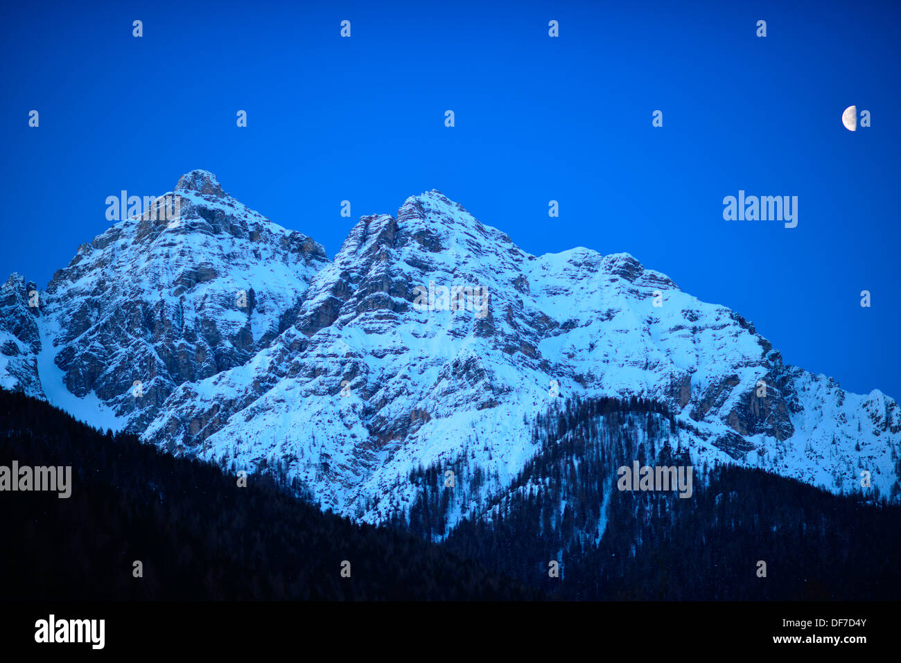 Moon over Serles mountain o Waldrastspitze montagna, Alpi dello Stubai, Tirolo, Austria Foto Stock