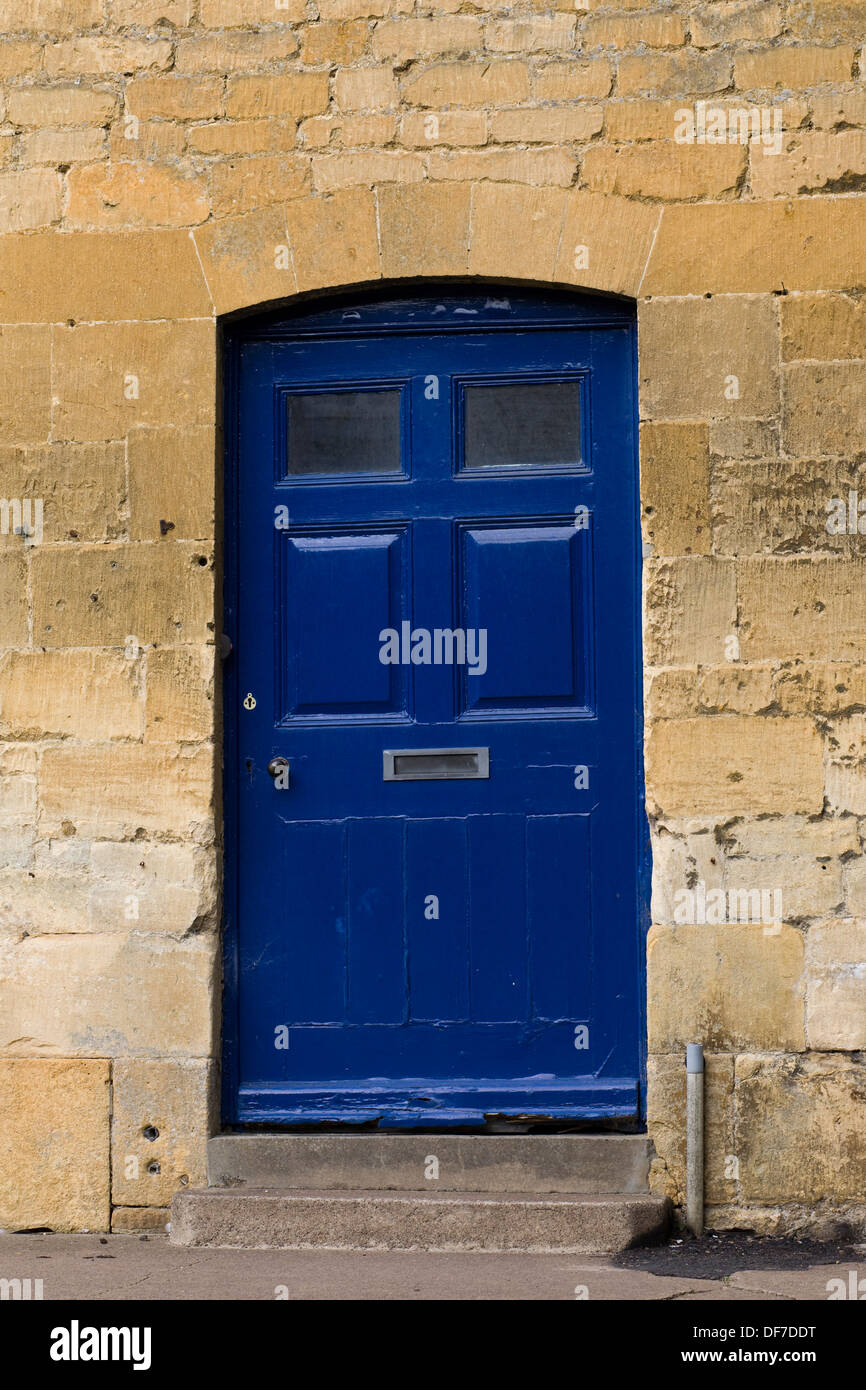 Blu della porta anteriore su una pietra cottagein la piccola città mercato di Chipping Campden Cotswold district of Gloucestershire, Inghilterra Foto Stock