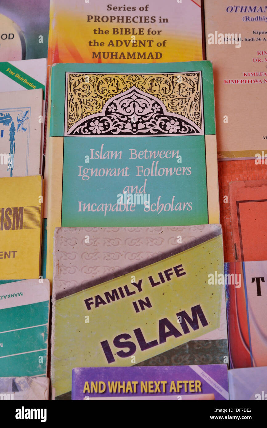 Libri sull Islam in corrispondenza di una pressione di stallo delle vendite, Stone Town, città di Zanzibar, Zanzibar, Tanzania Foto Stock