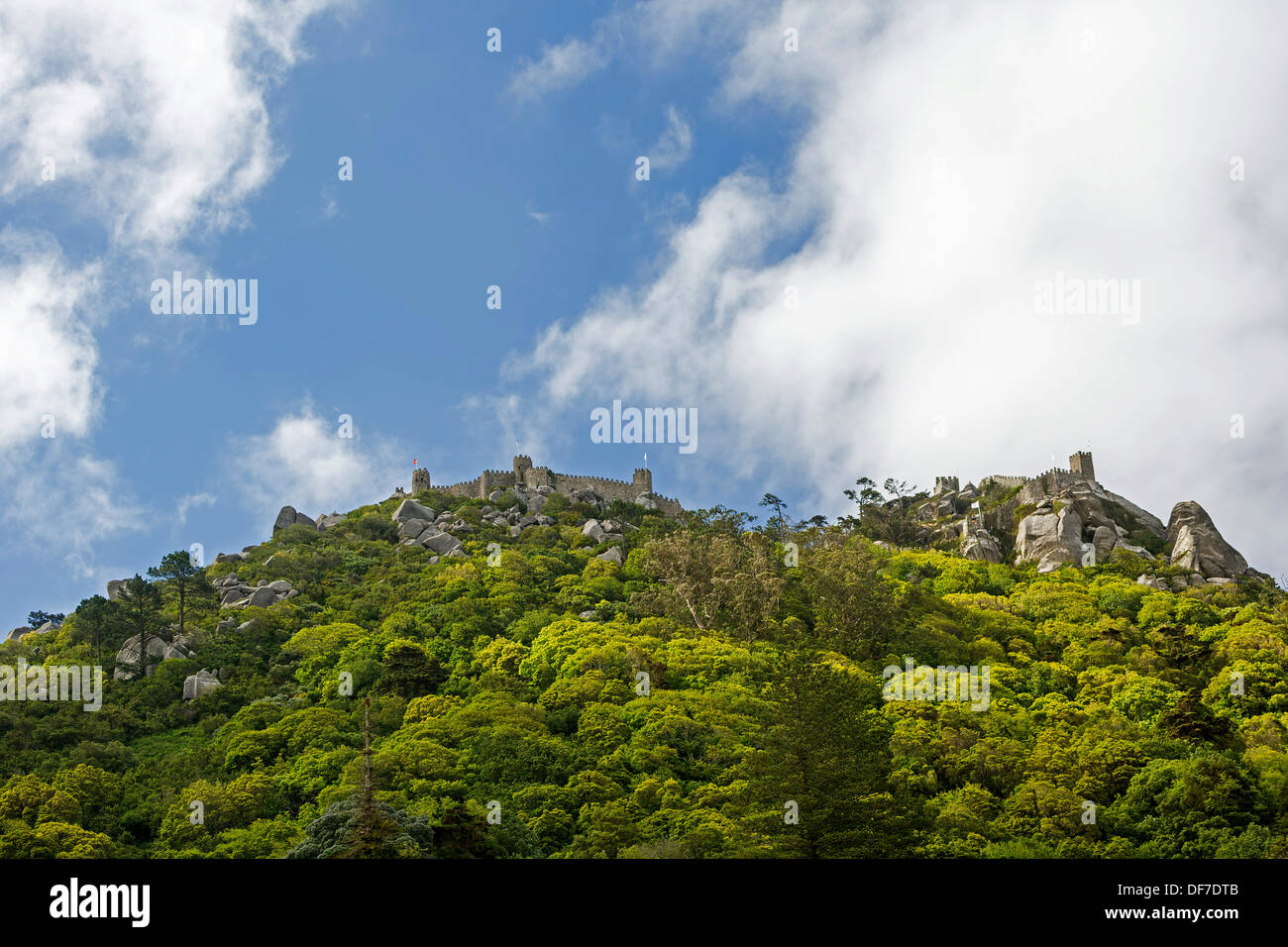 Castelo dos Mouros, castello dei Mori, fortezza moresca, Sintra, distretto di Lisbona, Portogallo Foto Stock