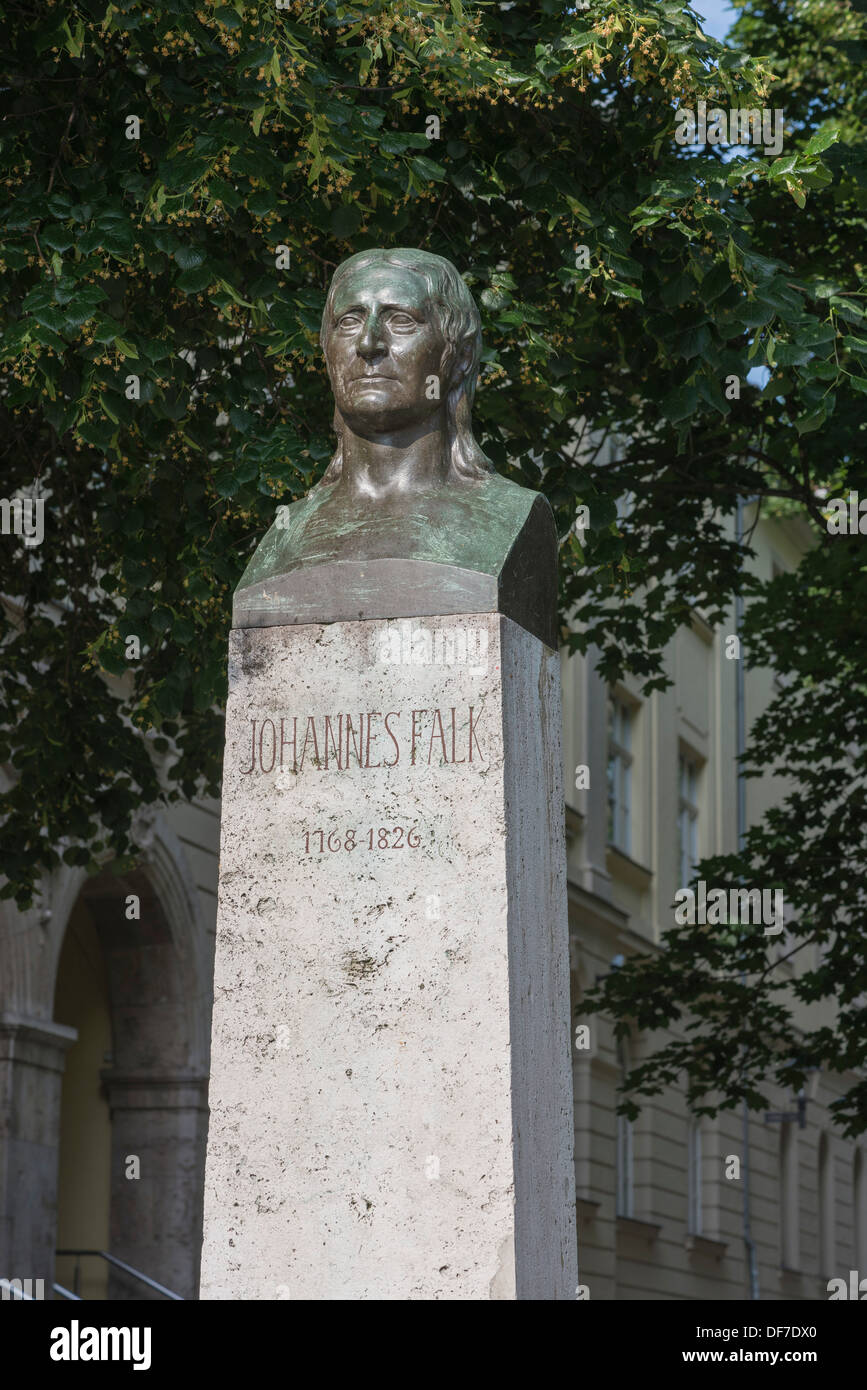 Monumento a Johannes Falk, busto in bronzo su uno zoccolo in pietra con una iscrizione, Weimar, Turingia, Germania Foto Stock