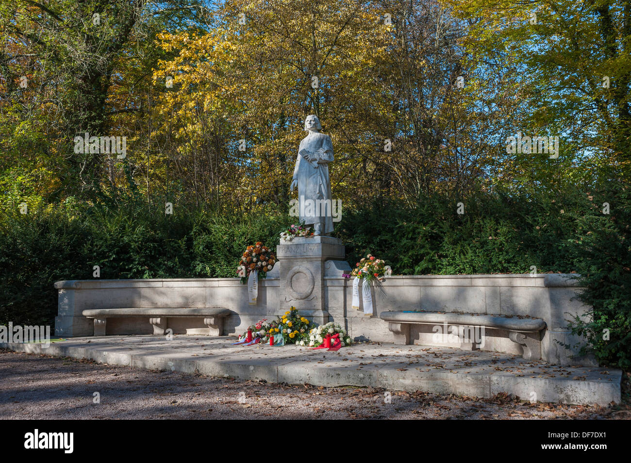 Franz Liszt Memorial, statua in marmo su un piedistallo, accanto a panchine e ghirlande, nel Parco an der Ilm park, Weimar, Turingia Foto Stock