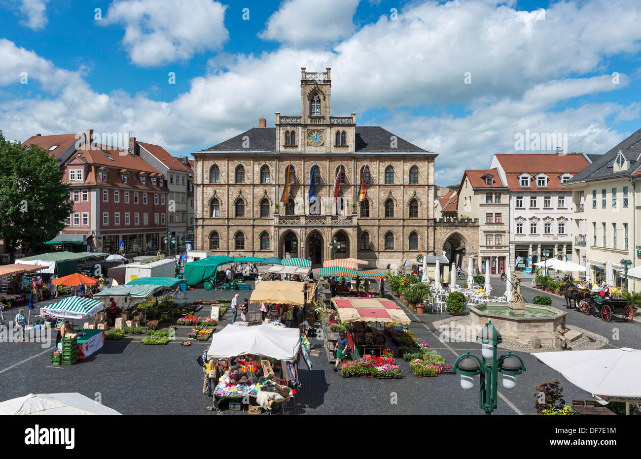 La piazza del mercato con il mercato settimanale, Municipio sul retro, Weimar, Turingia, Germania Foto Stock