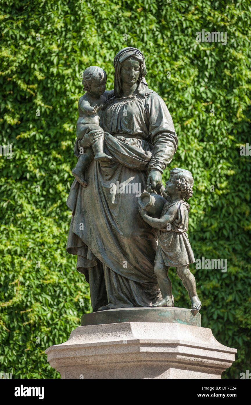 Donndorfbrunnen, fontana figure di una madre con i bambini, Weimar, Turingia, Germania Foto Stock