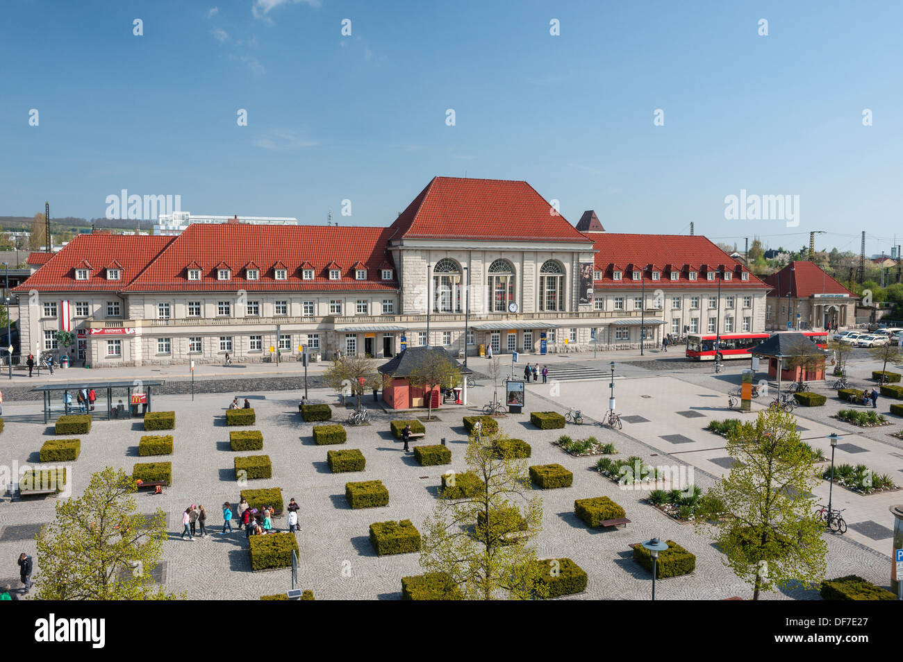 Edificio della stazione con il piazzale antistante, Weimar, Turingia, Germania Foto Stock