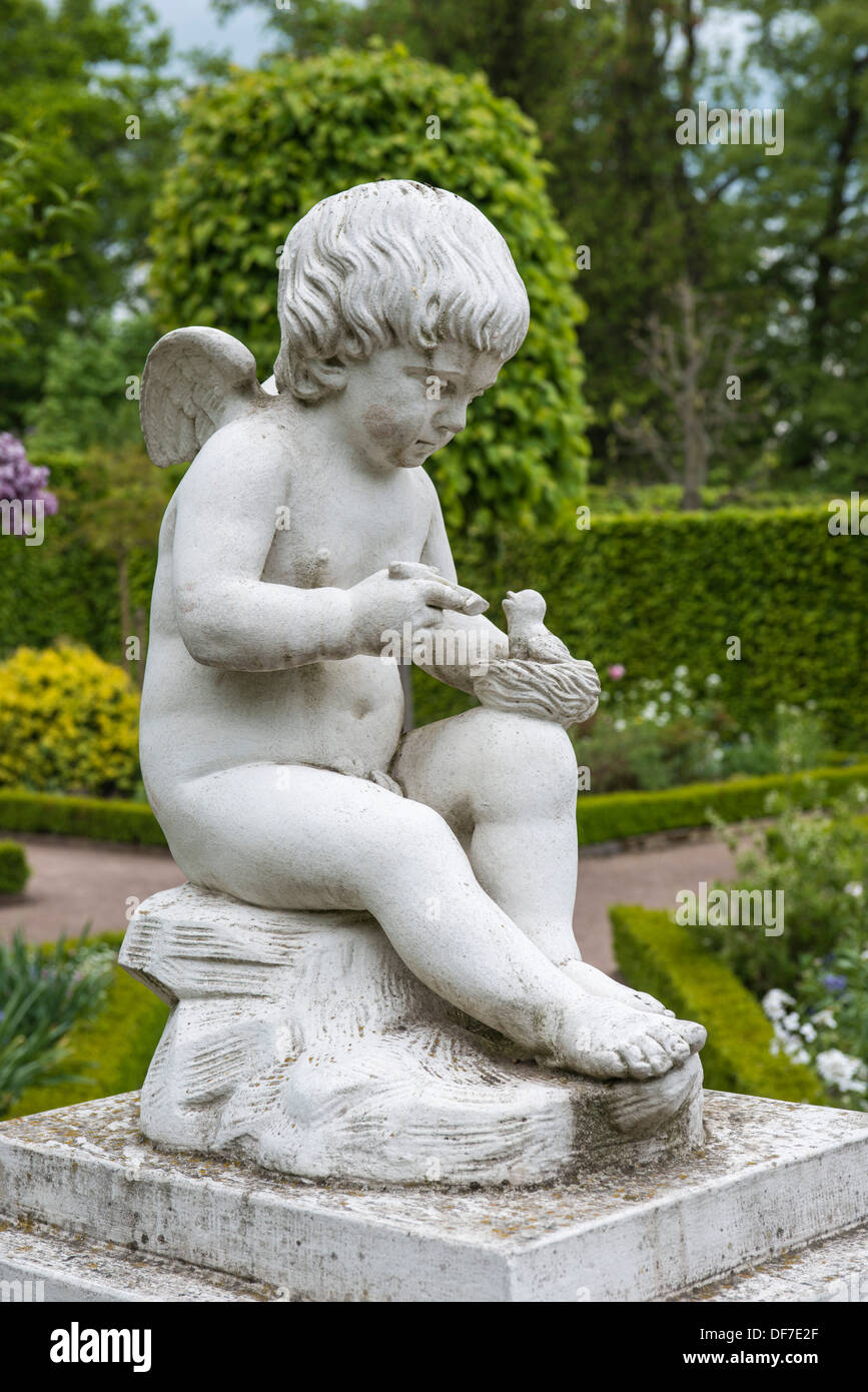 Amor statua in russo il giardino di Schloss Belvedere Palace, dichiarato patrimonio culturale mondiale dall'UNESCO, Weimar, Turingia, Germania Foto Stock