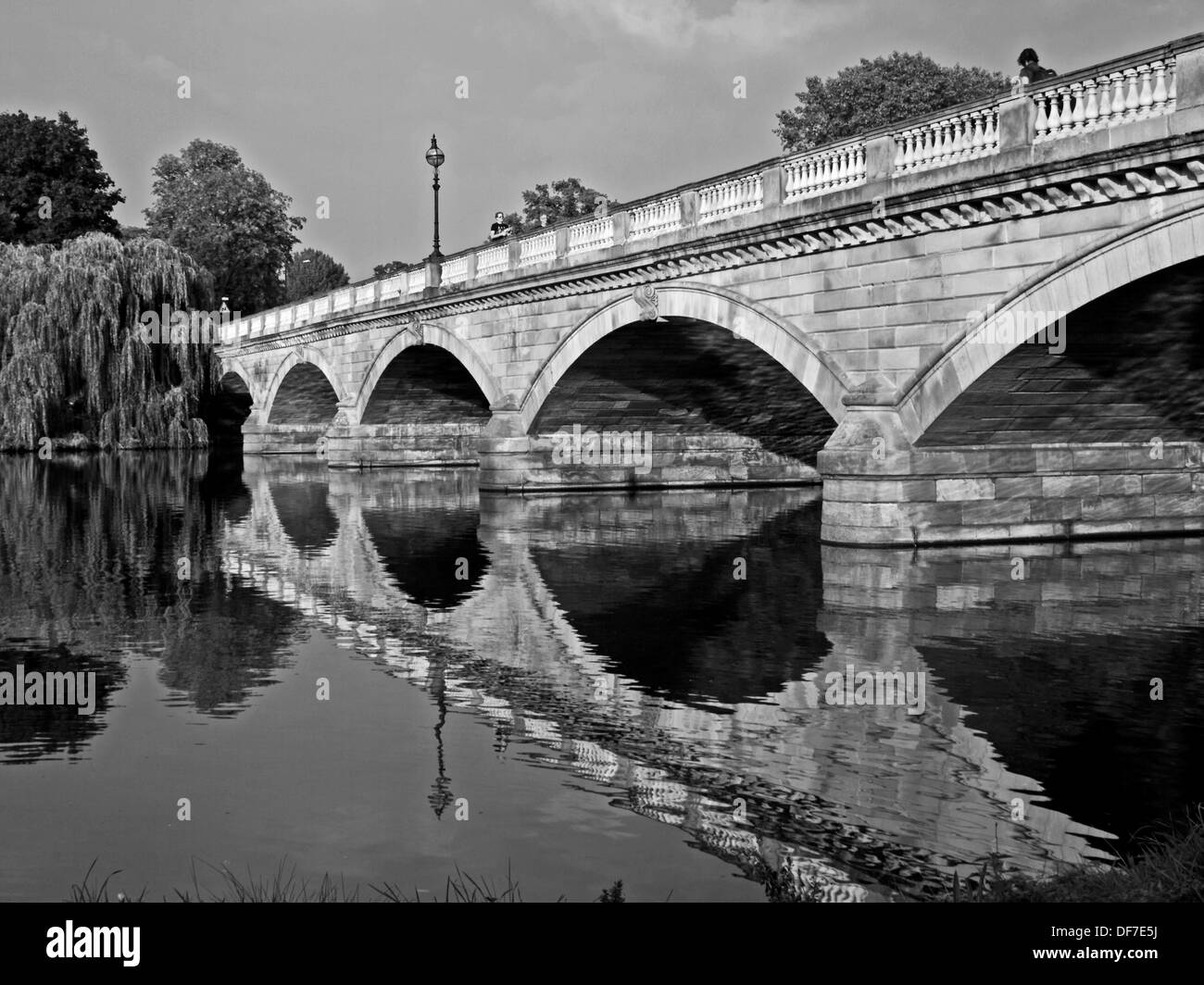 Il ponte a serpentina, Hyde Park, London, England, Regno Unito Foto Stock