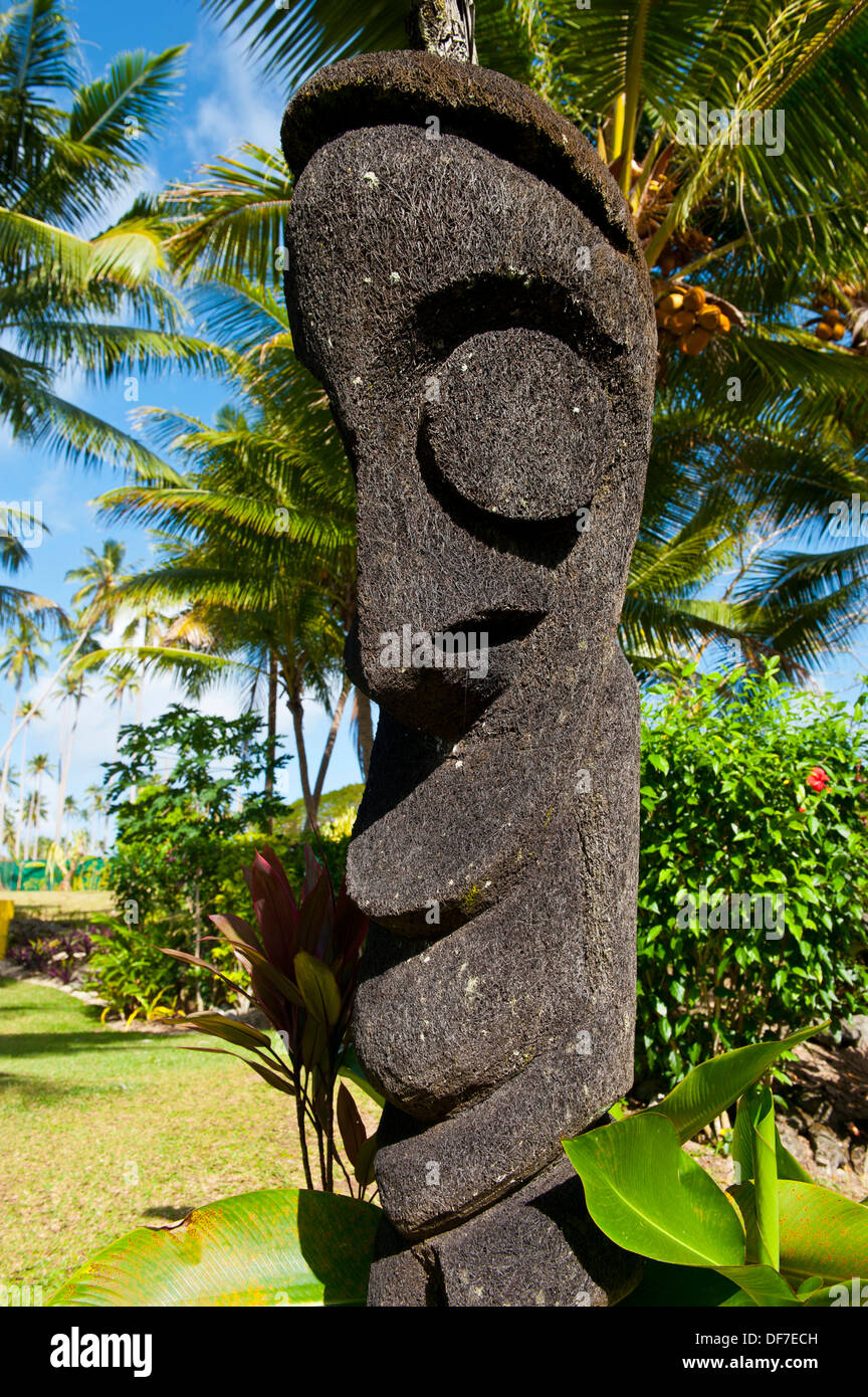 Statua scolpita in un resort, Aore Island, Sanma Provincia, Vanuatu Foto Stock