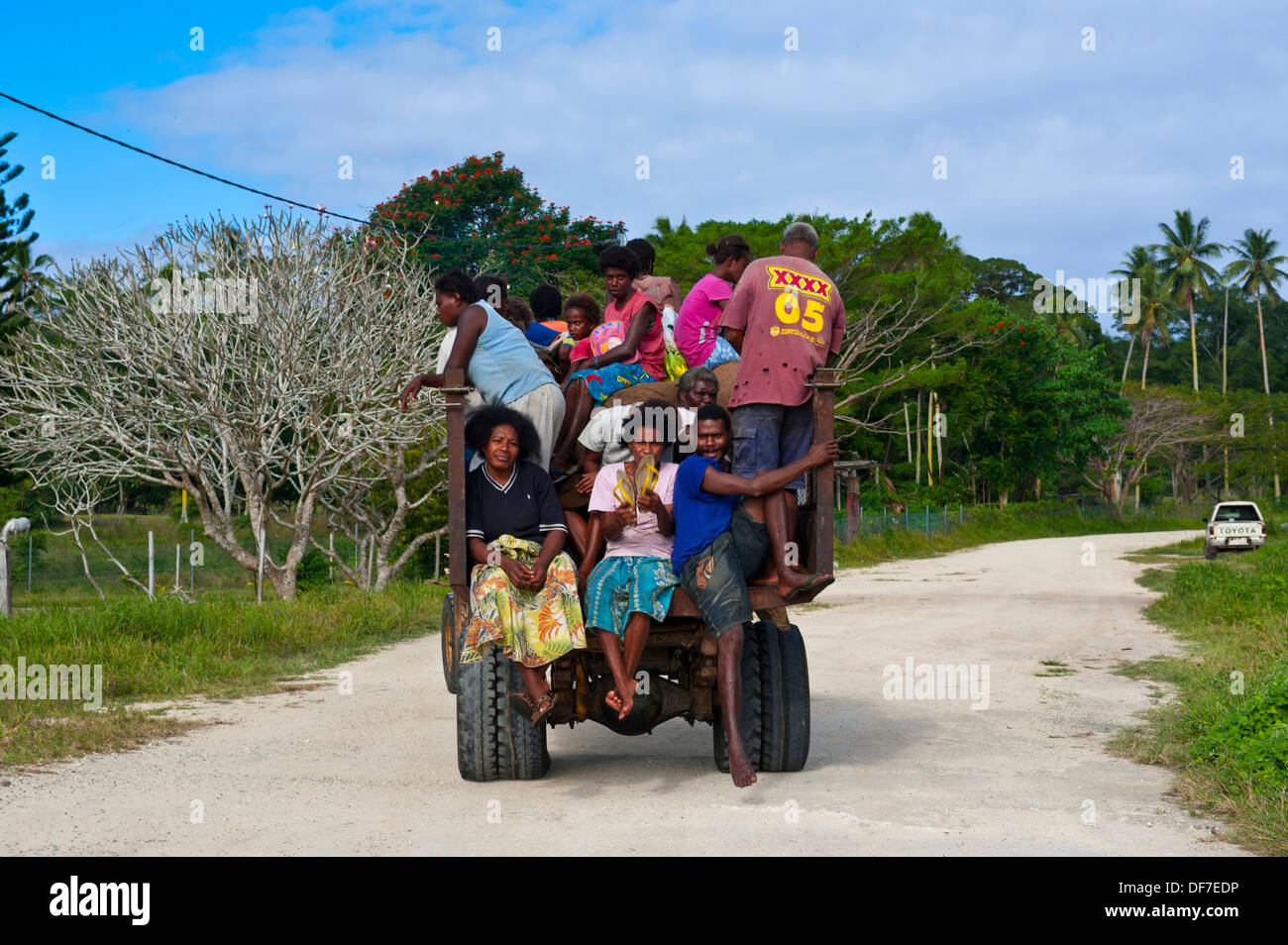 Trattore completamente carico il trasporto di lavoratori sul campo, Espiritu Santo, Sanma Provincia, Vanuatu Foto Stock