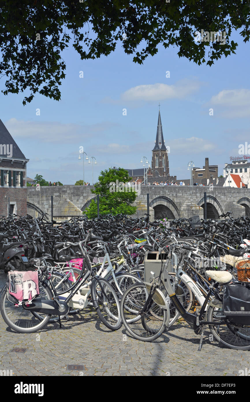 Maastricht City popolare parcheggio completo per biciclette accanto al fiume Mosa al ponte di Saint Servaasbrug (Sint Servaasbrug) estate Limburgo Paesi Bassi Europa Foto Stock