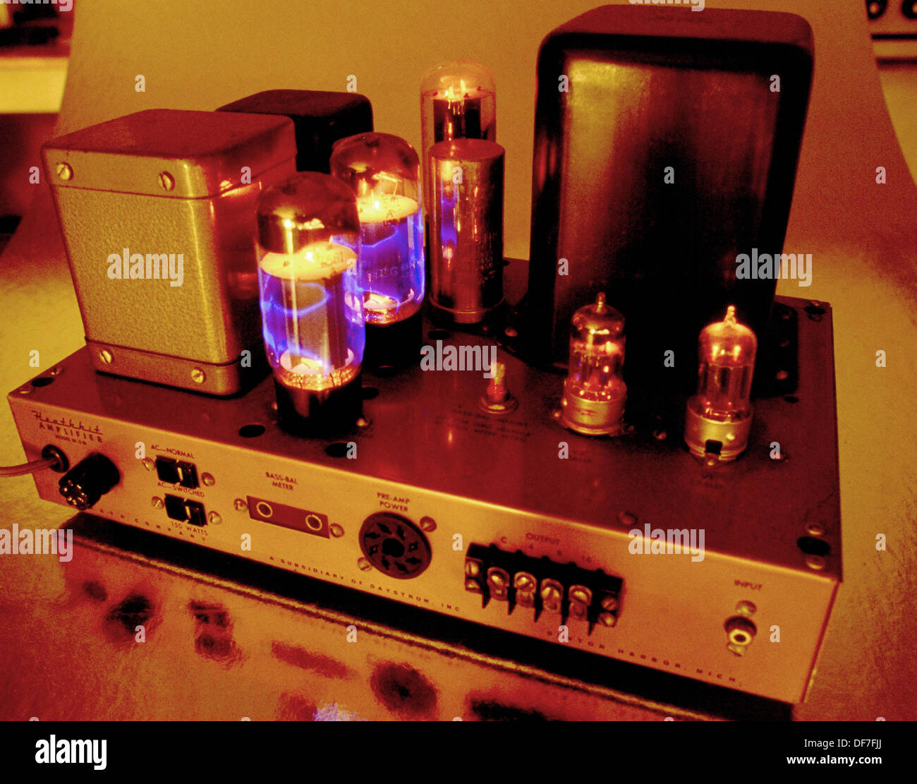 Vacuum tube amplifier immagini e fotografie stock ad alta risoluzione -  Alamy