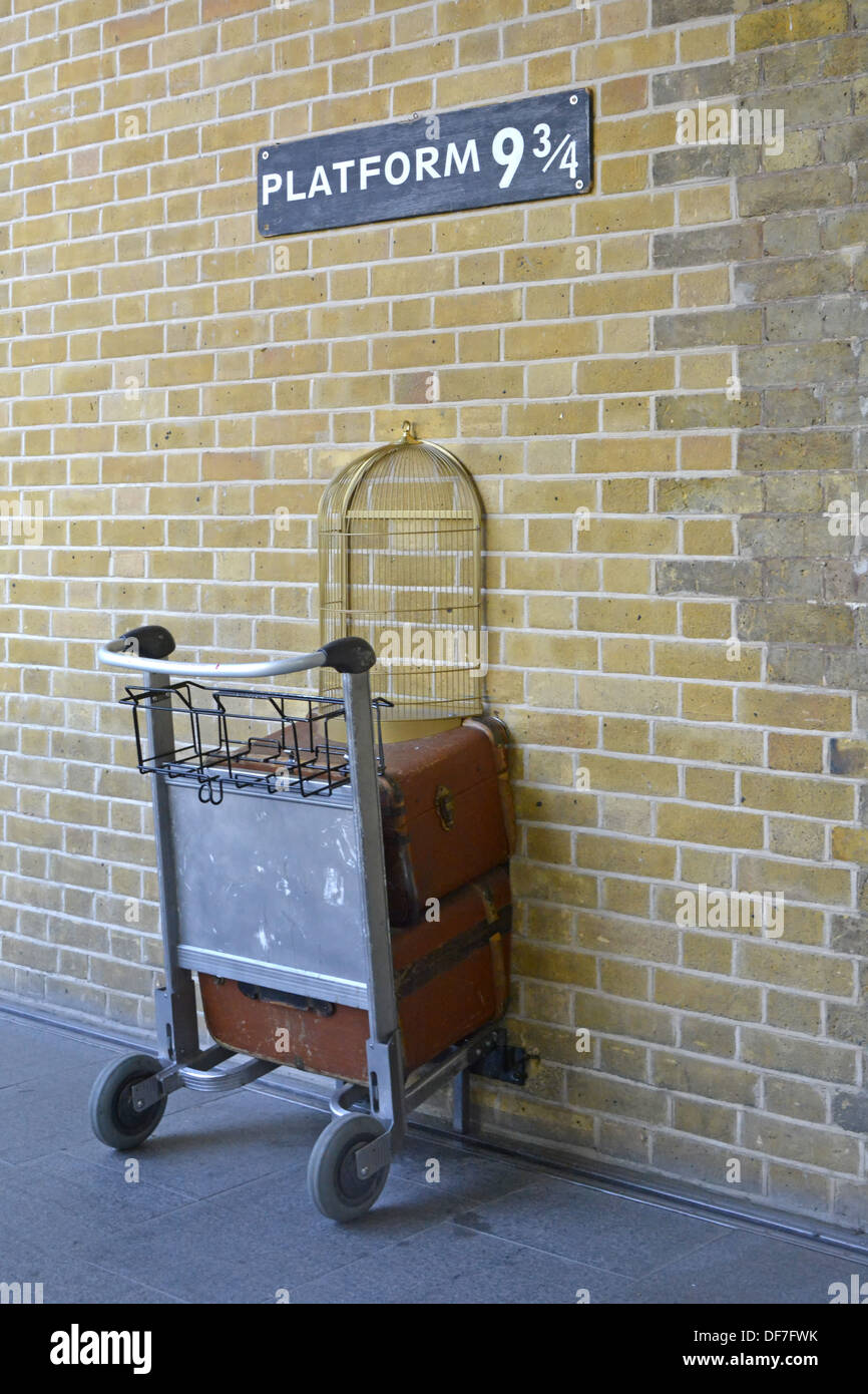 La piattaforma 9 3/4 segno harry potter in posizione la stazione di Kings Cross & turismo sightseeing parete come location per le ventole per scattare le foto (vedere info il pannello sotto il Regno Unito) Foto Stock