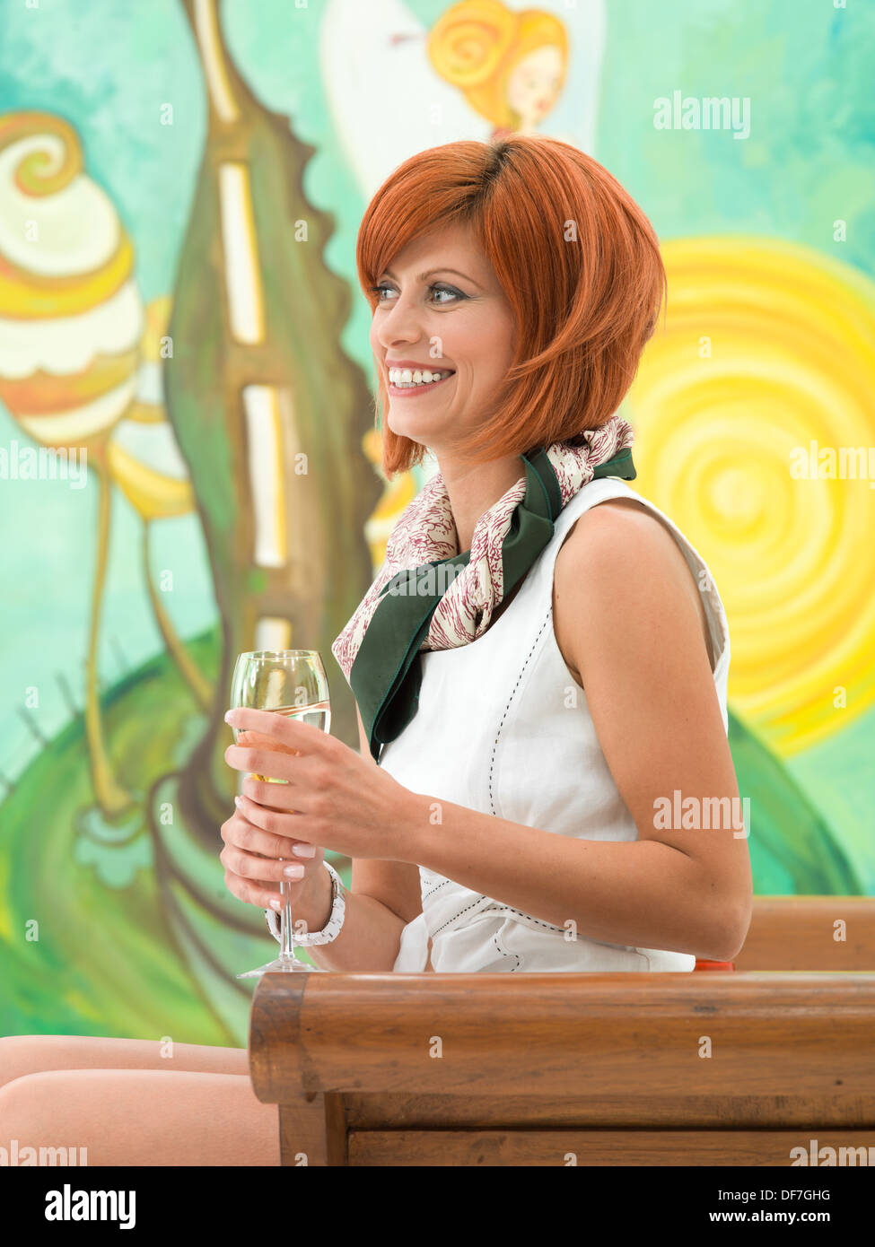 Redhead ragazza sorridente in mostra d'arte Foto Stock