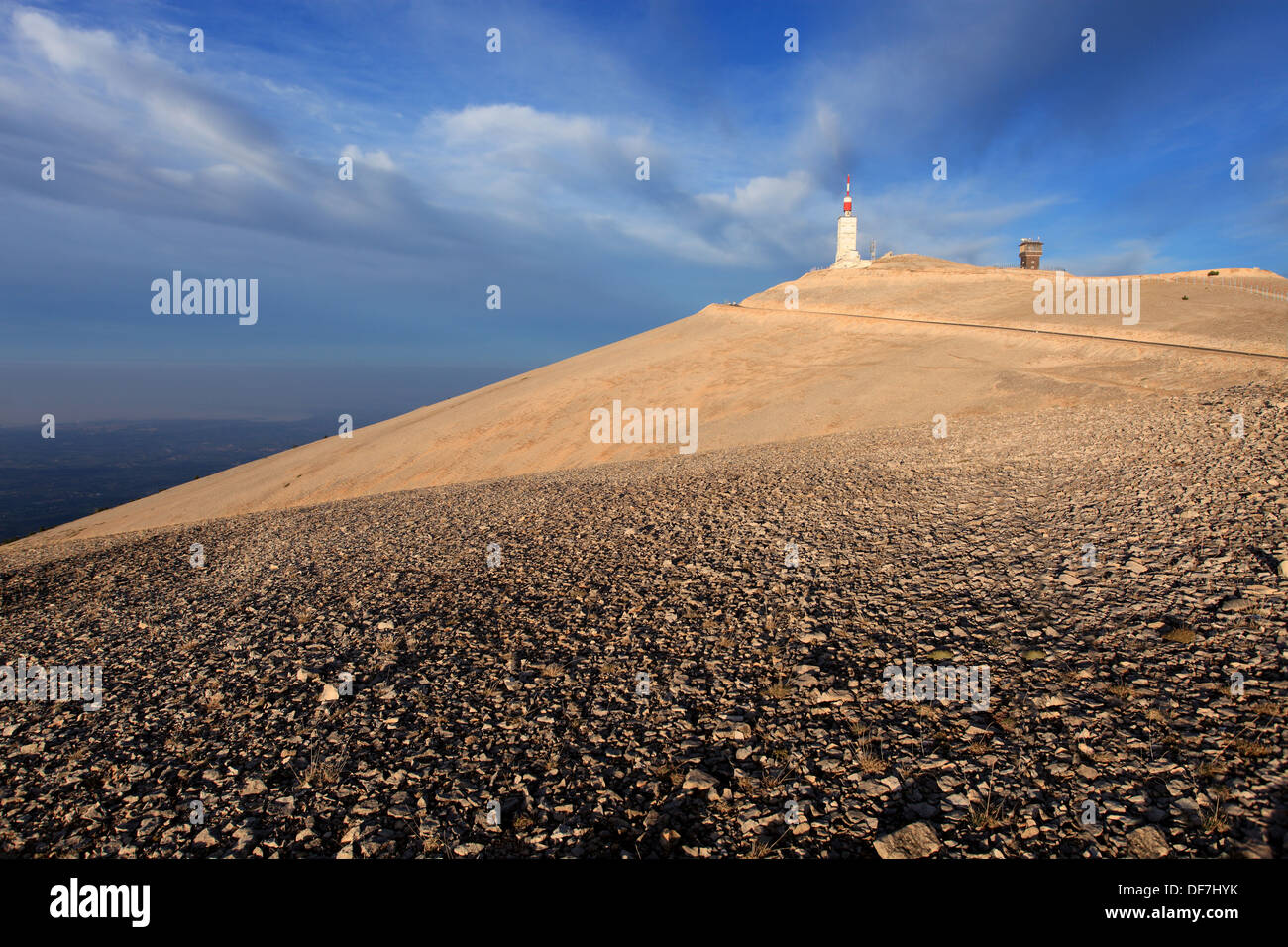 La vetta del Mont Ventoux (1912 metri) quando oriente in Provenza. Foto Stock