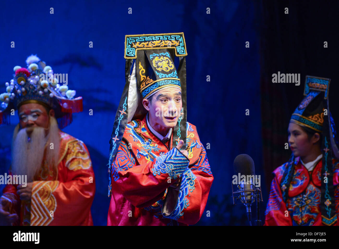Kowloon, Hong Kong - 17 Agosto 2013 : un esecutore di eseguire Cinese tradizionale opera sui cinesi ghost festival. Foto Stock
