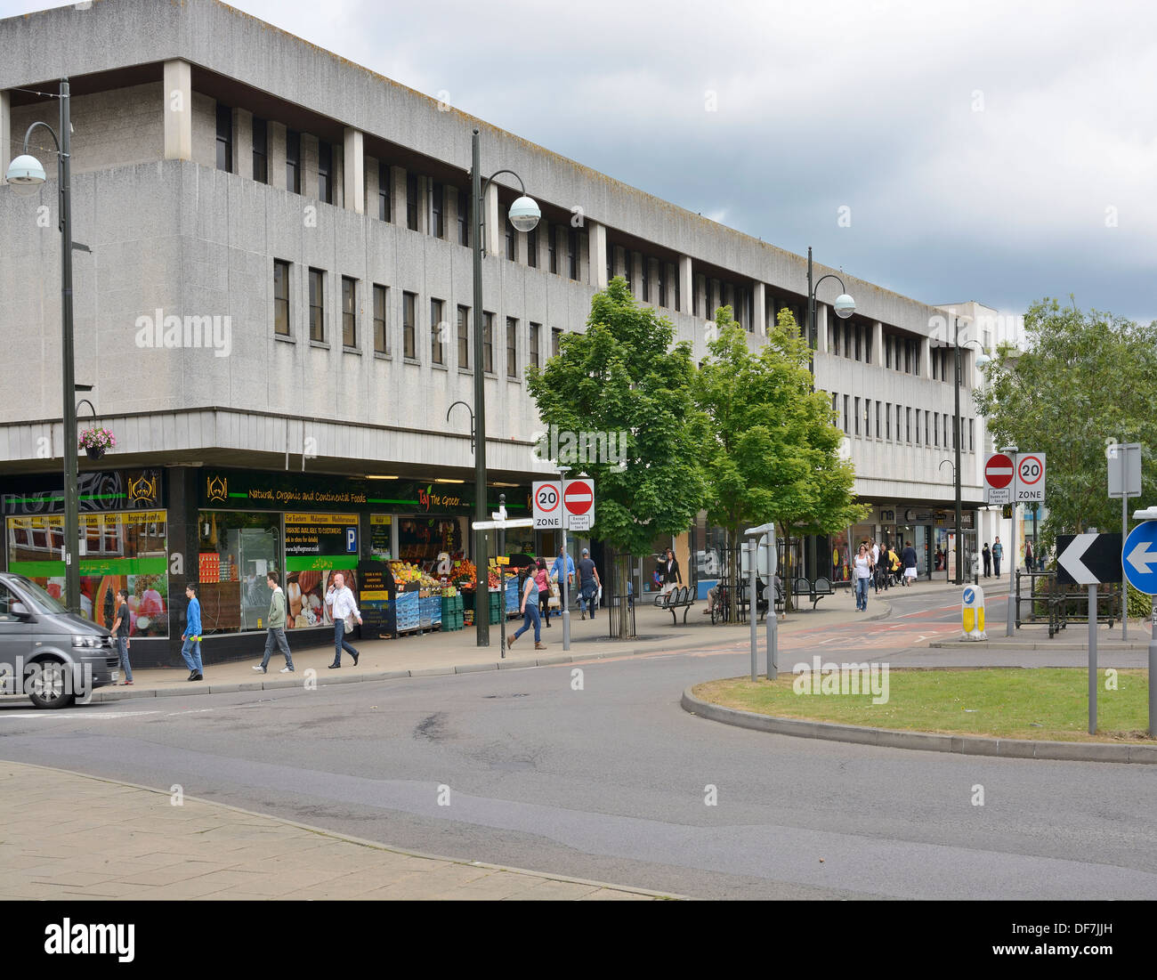Moderno centro commerciale in Crawley Town Center. West Sussex. In Inghilterra. Con le persone e di traffico. Foto Stock