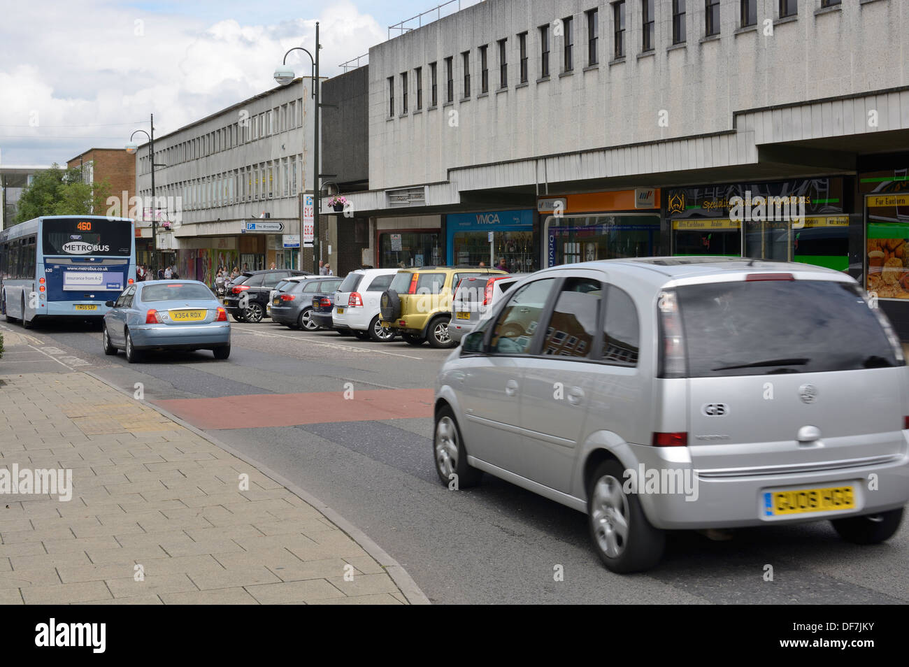 Moderno centro commerciale in Crawley Town Center. West Sussex. In Inghilterra. Con le persone e di traffico. Foto Stock
