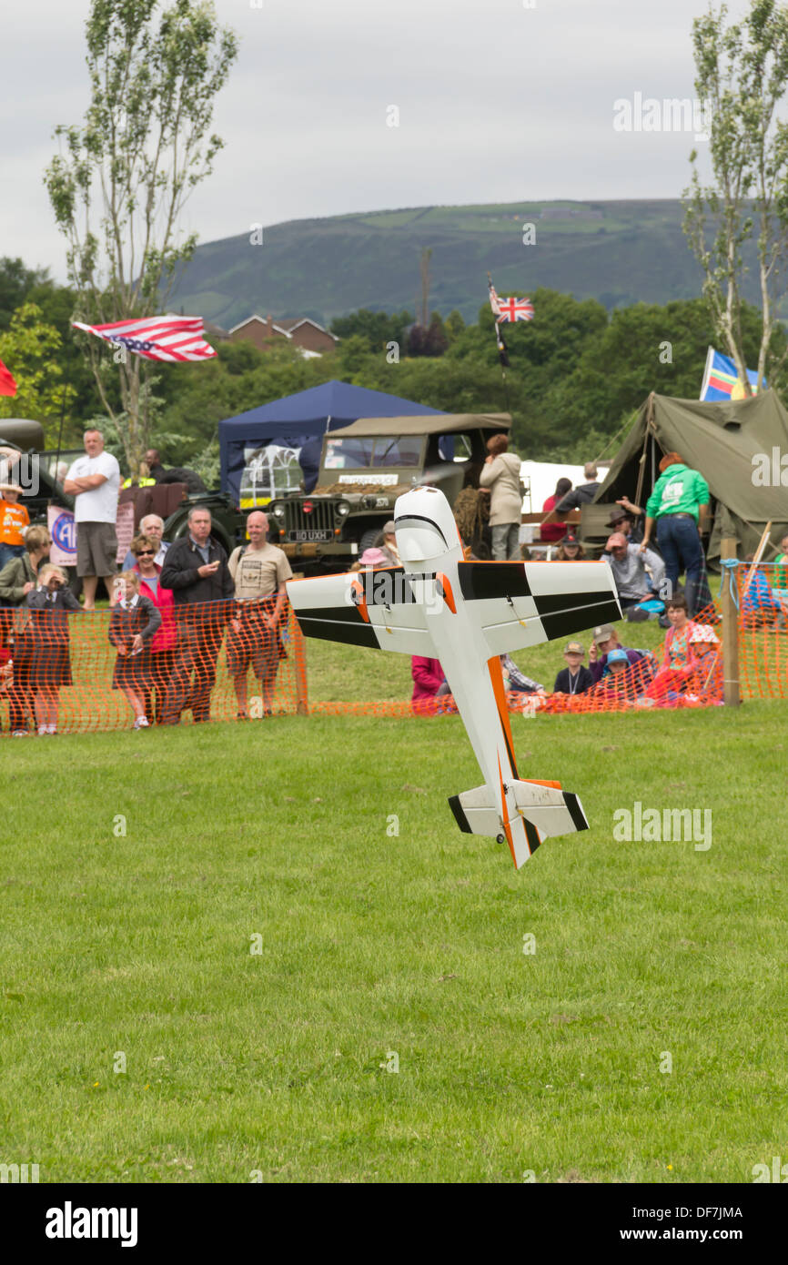 Radio modello controllato velivolo acrobatico facendo tailslide durante un display di volo dato da dai membri di Bury modello Flying Club. Foto Stock