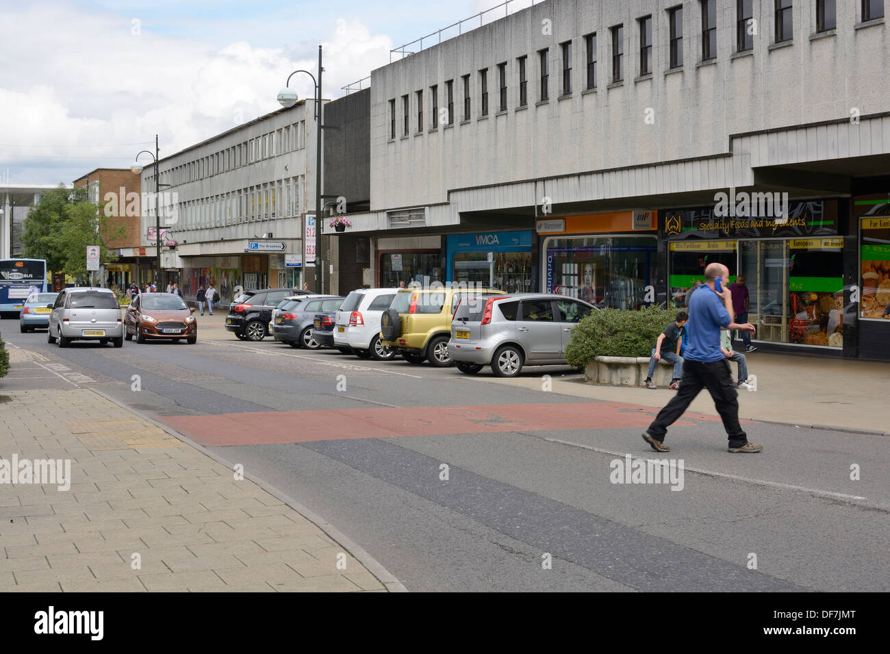 Moderno centro commerciale in Crawley Town Center. West Sussex. In Inghilterra. Con le persone e di traffico. Foto Stock