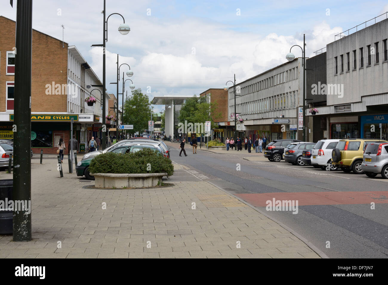 Moderno centro commerciale in Crawley Town Center. West Sussex. In Inghilterra. Con le persone e con le macchine parcheggiate. Foto Stock