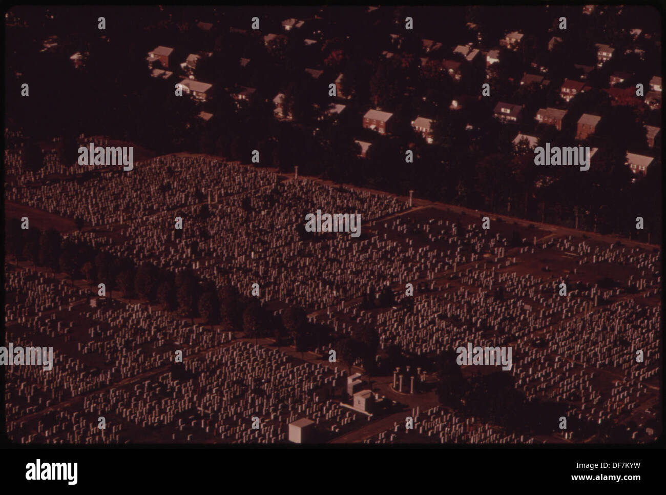 Una vista di un sobborgo di Filadelfia e del suo cimitero, che illustra il paesaggio suburbano e il significato storico dei siti di sepoltura nella regione. Foto Stock