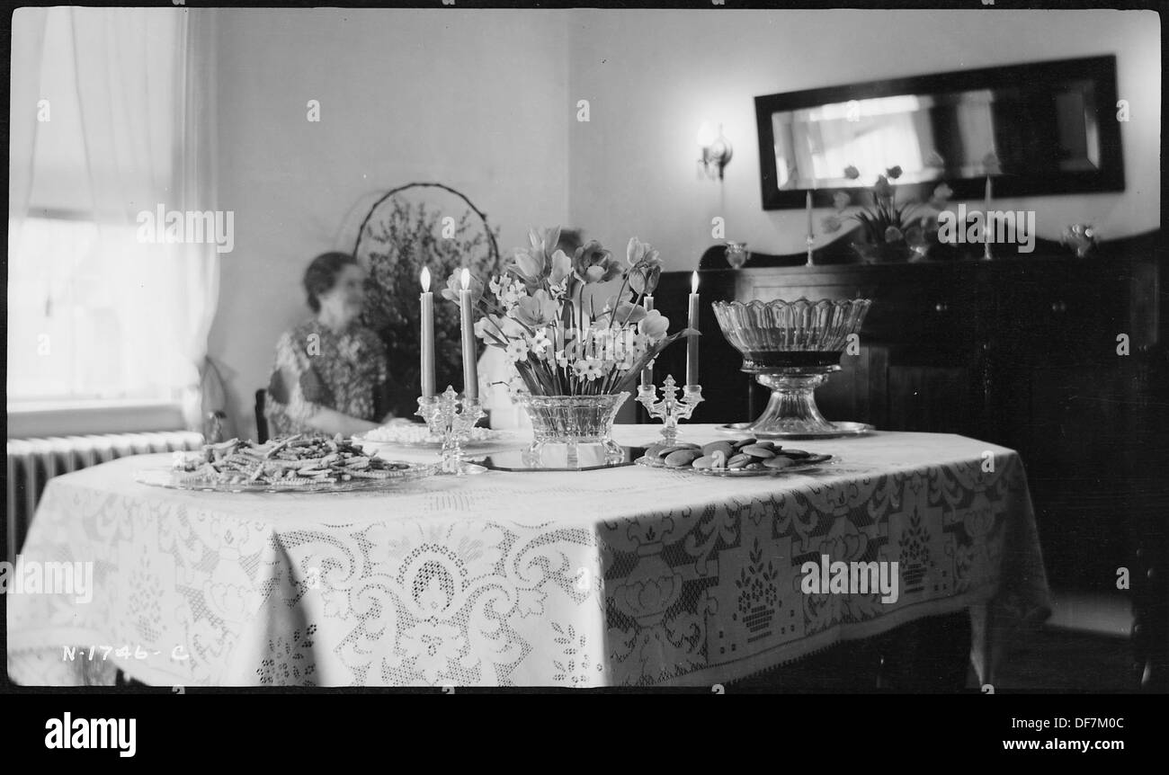 La Sig.ra J.C. Philips ha ospitato una riunione Better Home Tea e Open House nella sua sala da pranzo a Petersberg, presentando un incontro sociale per il coinvolgimento della comunità e la discussione su argomenti relativi al miglioramento della casa. Foto Stock La Sig.ra J.C. Philips ha ospitato una riunione Better Home Tea e Open House nella sua sala da pranzo a Petersberg, presentando un incontro sociale per il coinvolgimento della comunità e la discussione su argomenti relativi al miglioramento della casa. Foto Stock