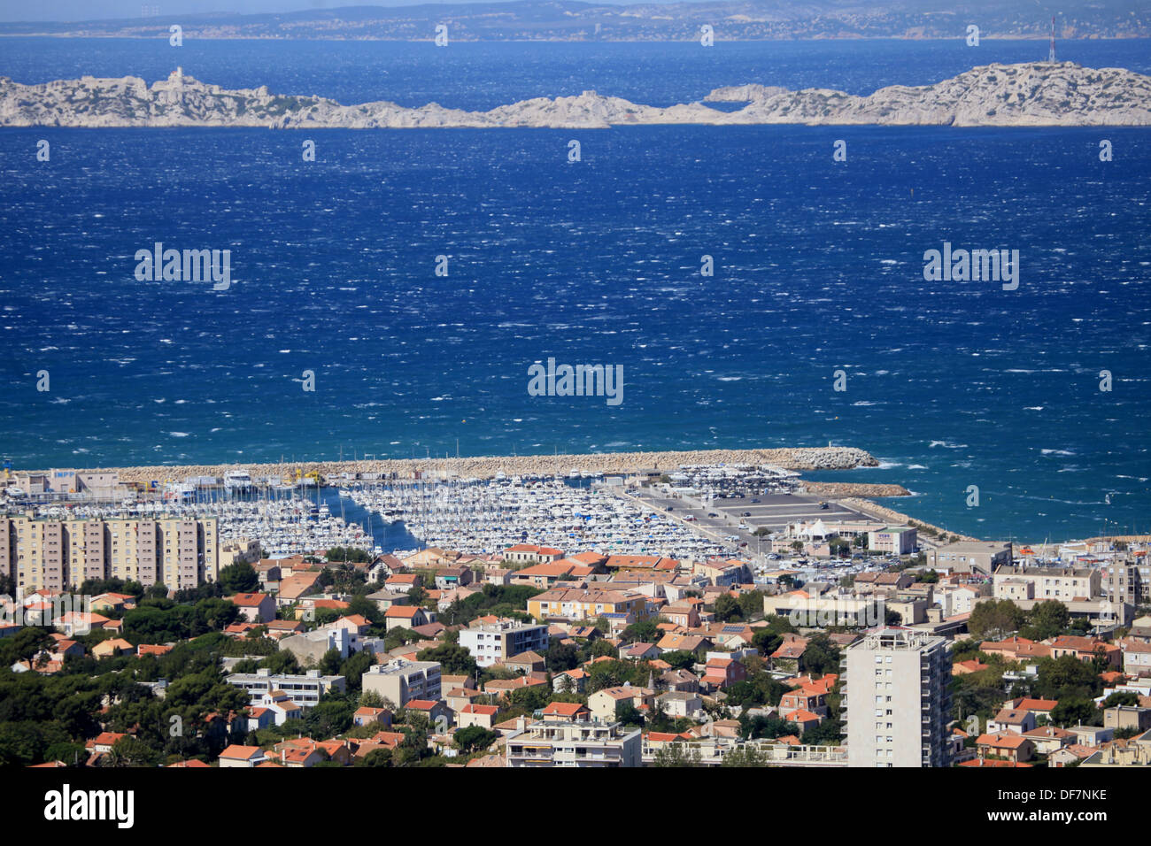 Vista dall'alto sopra la città di Marsiglia con alle isole del Frioul in background Foto Stock