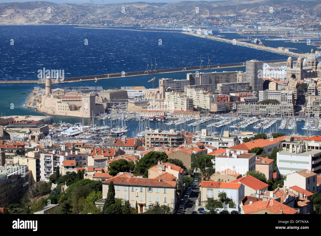 Vista dall'alto sopra il vecchio porto di Marsiglia. Foto Stock