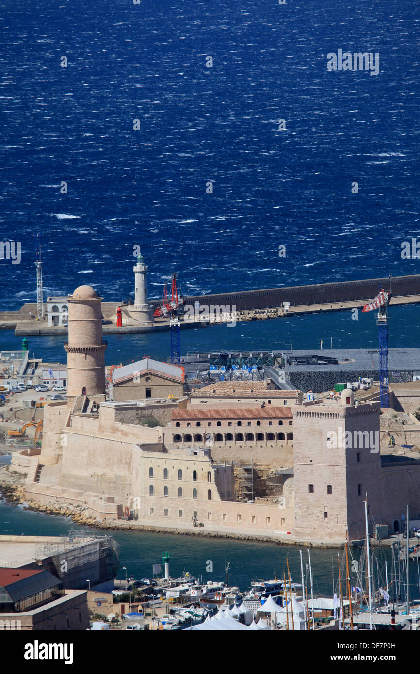 Vista superiore al di sopra del Fort Saint Jean nel vecchio porto di Marsiglia. Foto Stock