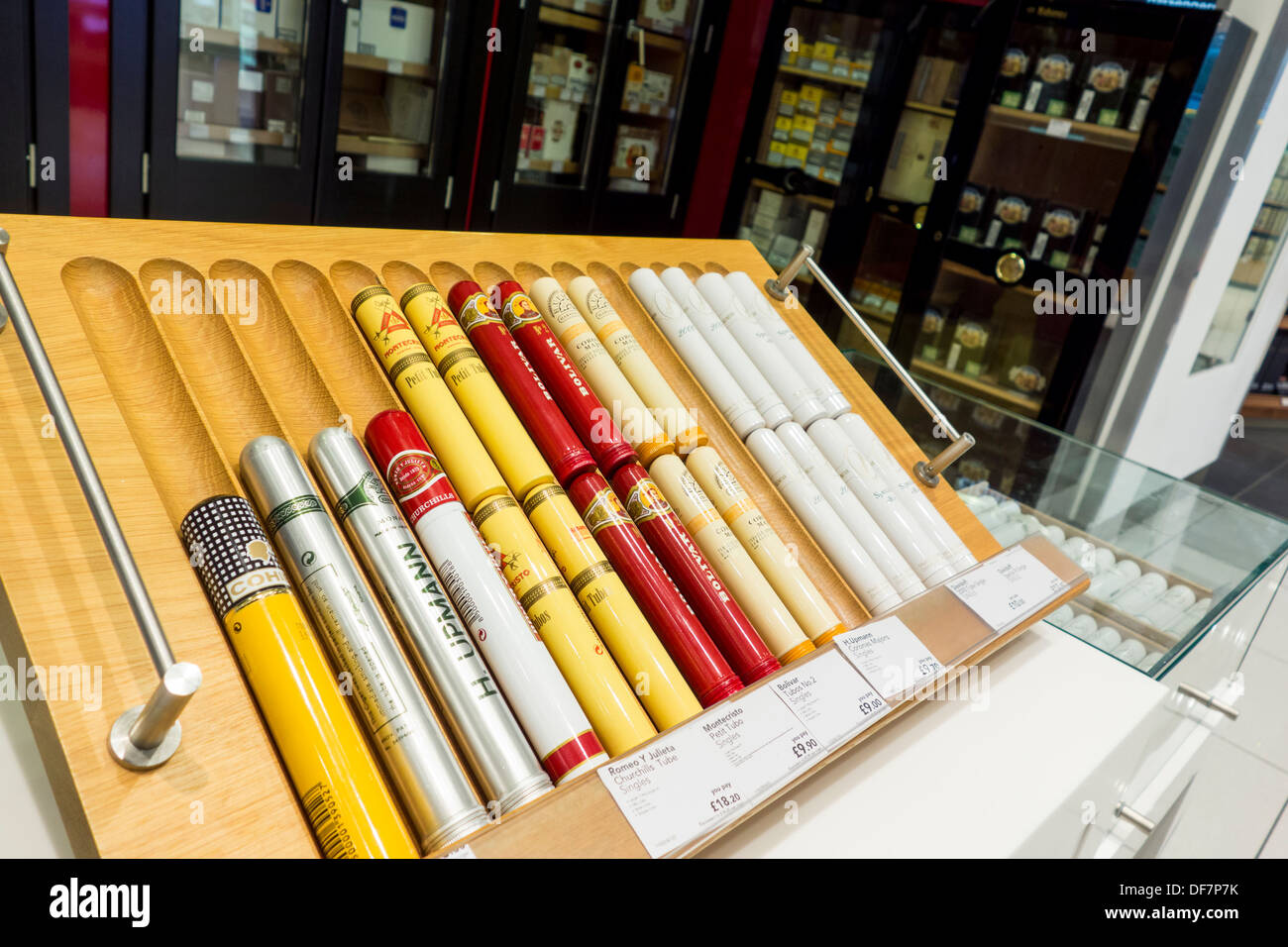 Visualizzazione di costosi sigari nel duty free shop al T5 Heathrow Airport, Regno Unito Foto Stock
