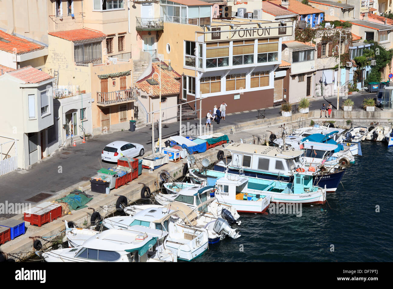 Vista superiore al di sopra del piccolo porto di pescatori di Le Vallon des Auffes a Marsiglia. Foto Stock