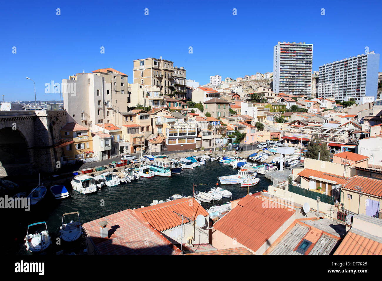 Vista superiore al di sopra del piccolo porto di Le Vallon des Auffes a Marsiglia. Foto Stock